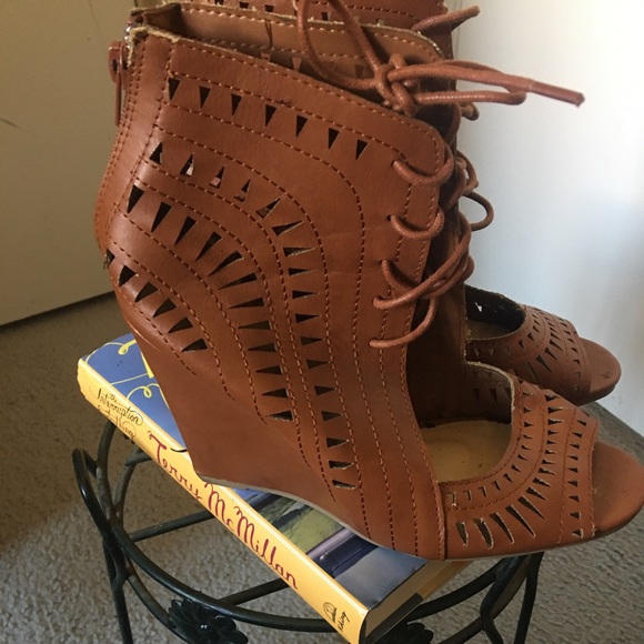 🚨 5/$20 Adorable lace up wedge sandal booties - Picture 4 of 10